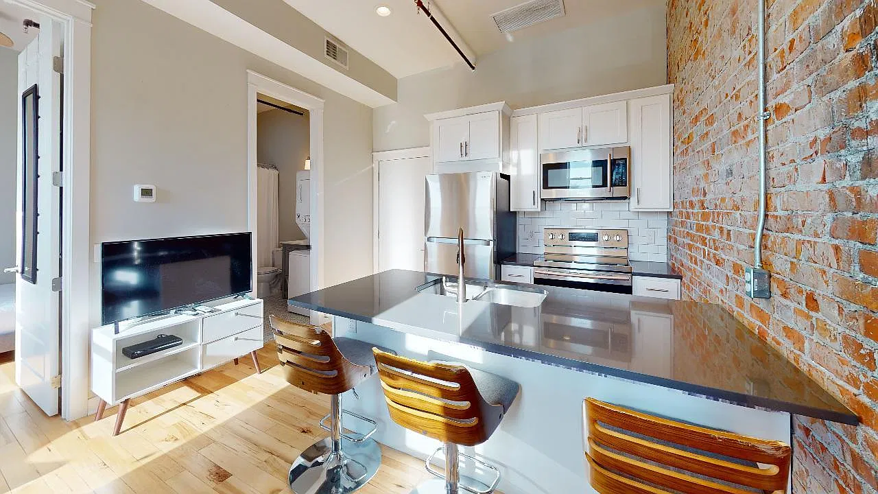 320 N Pine St — Photo 1