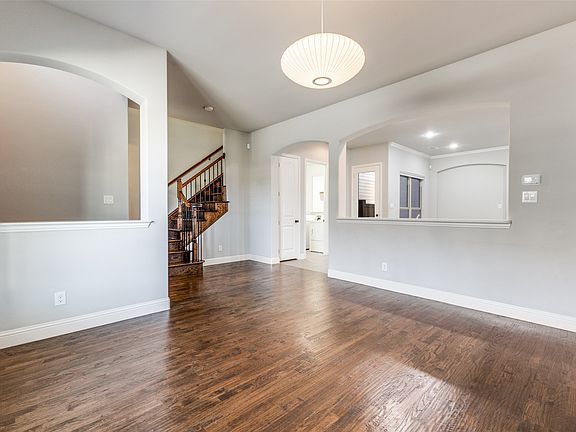 5th image of 828 Rohan Dr