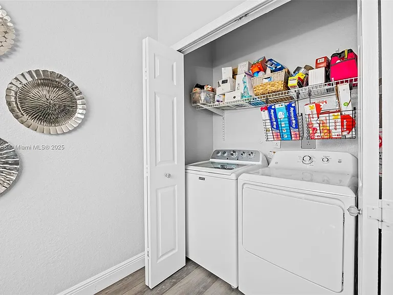 10541 NW 56th Pl — Photo 3
