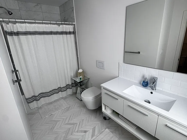 On-suite full bathroom for 3rd bedroom