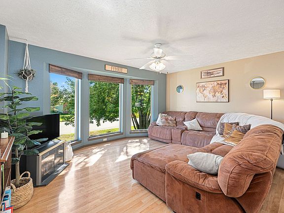 3rd image of 13815 E Crown Ave