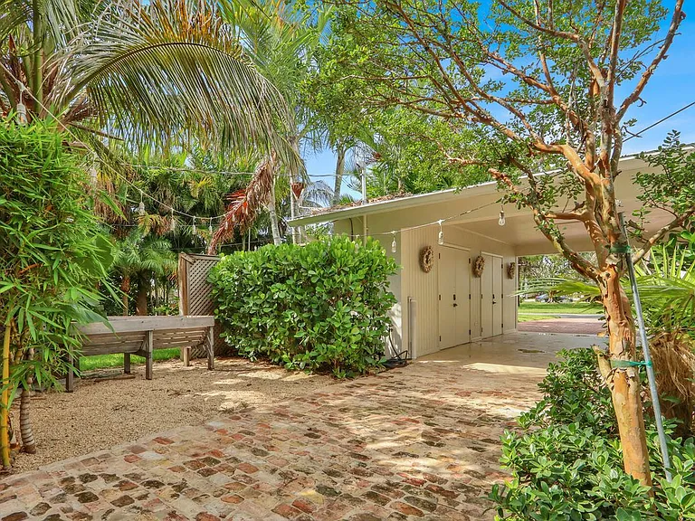 382 SE Edgewood Dr — Photo 24