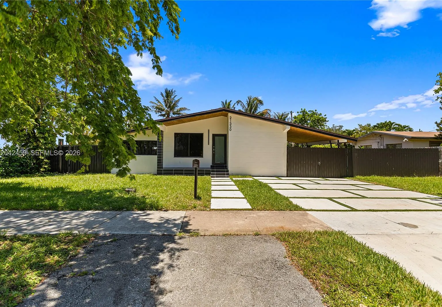 4 bed, 2.0 bath, 1950 sqft, $5,100 — Photo 3
