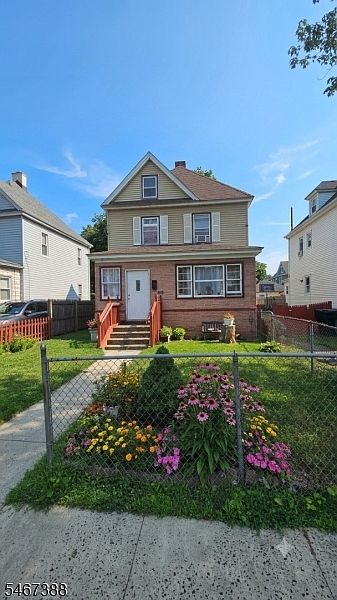 1st image of 919 W 5Th St