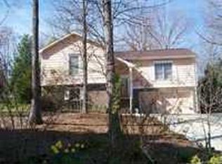 131 Forest Oaks Ln, Hickory, NC 28601