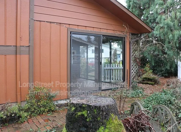 1692 SW Reed Pl — Photo 2
