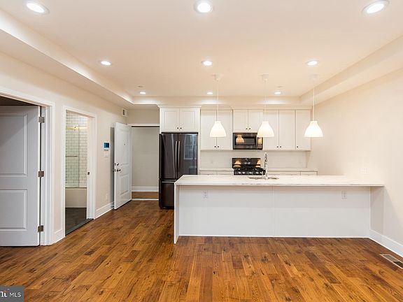 4th image of 1420-22 E Susquehanna Ave #B