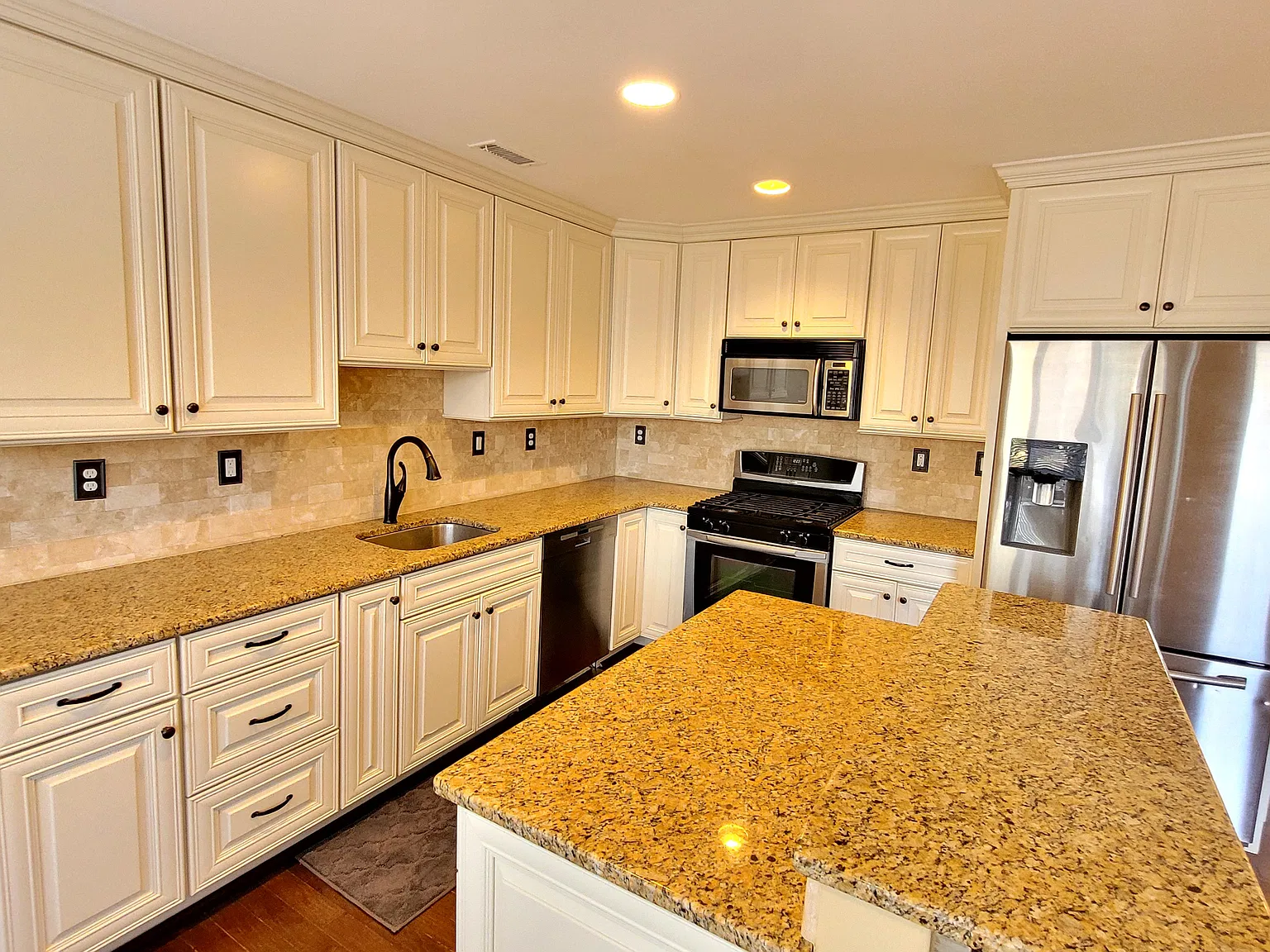 3 bed, 2.5 bath, 2836 sqft, $3,800 — Photo 3