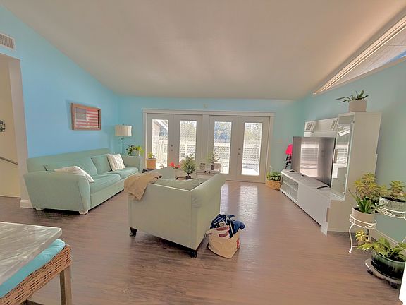 5th image of 603 Pelican Dr