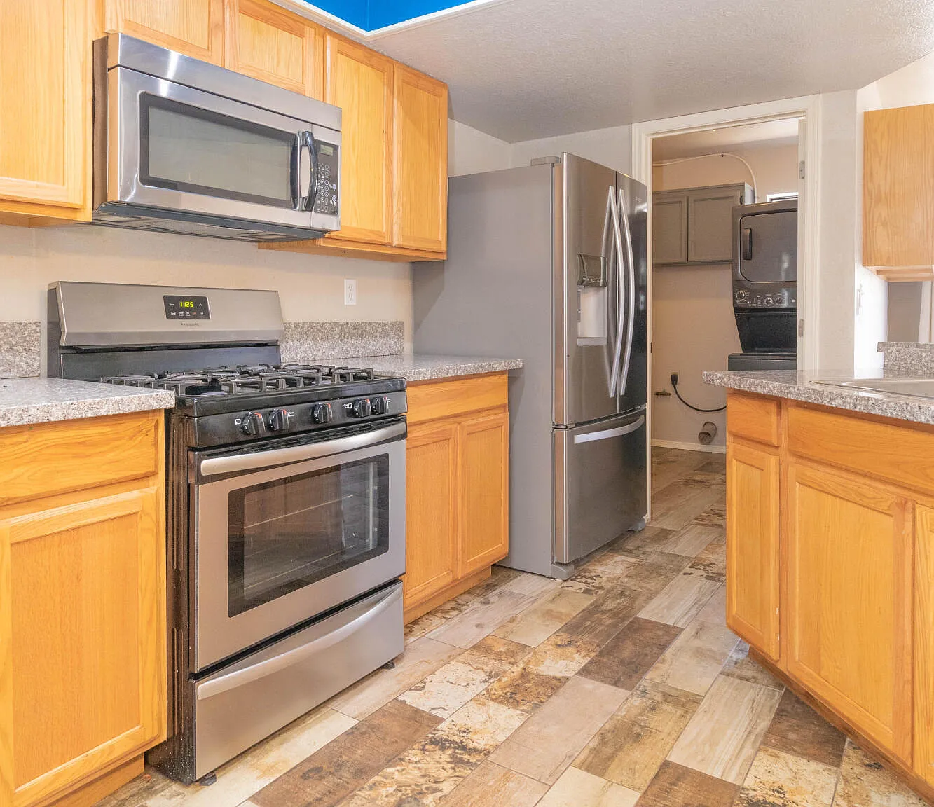 3 bed, 2.5 bath, 2014 sqft, $1,950 — Photo 2