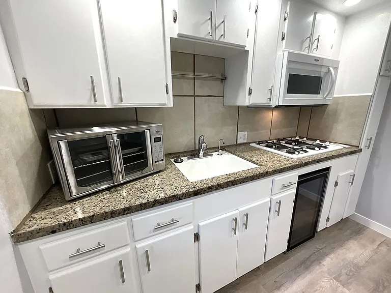 10814-10818 Blix St #10814-814-B2 — Photo 1