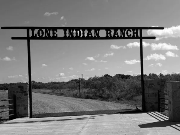 60 S Buffalo St, Chico, TX 76431