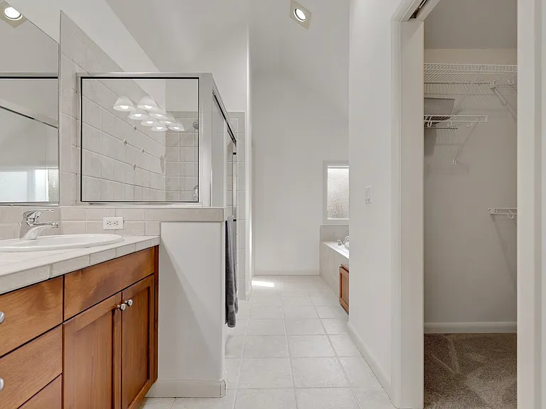1018 Taylor Ave N #C — Photo 19