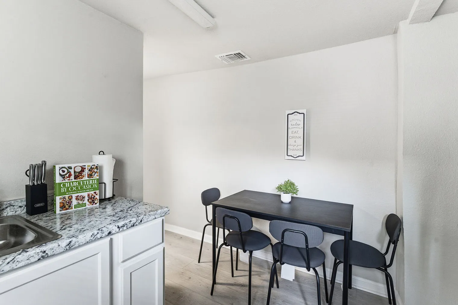 2 bed, 1.0 bath, 2949 sqft, $5,000 — Photo 3
