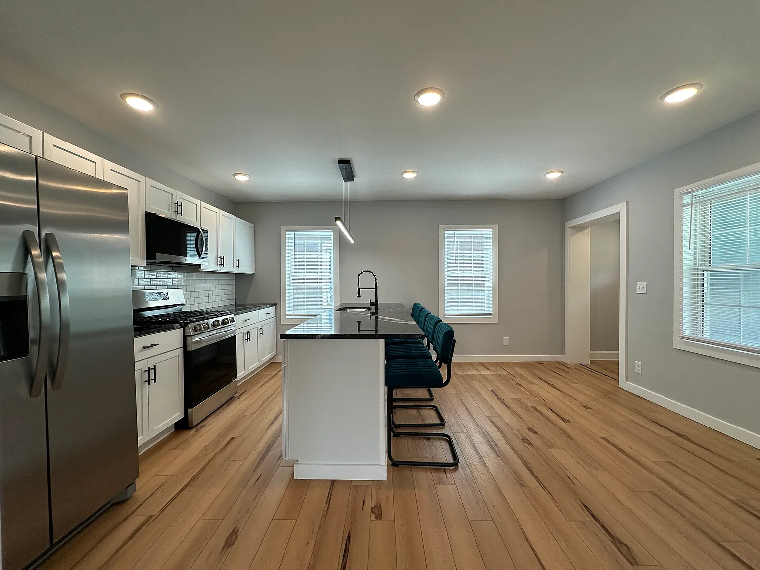 6 bed, 2470 sqft, $4,000 — Photo 2