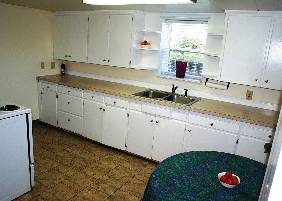 Plenty of ktchen cabinets and counters!