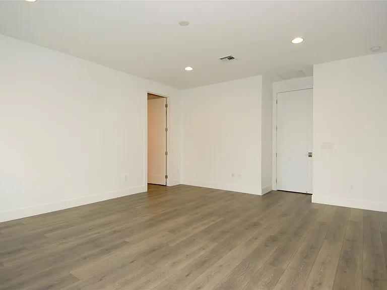 1435 SW 23rd St — Photo 24