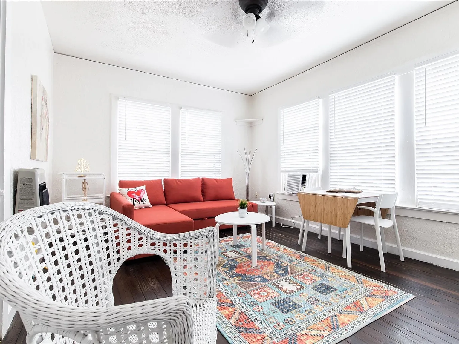 1 bed, 1.0 bath, 350 sqft, $895 — Photo 2