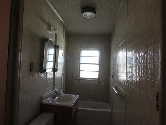 5th image of 909 N Polk St