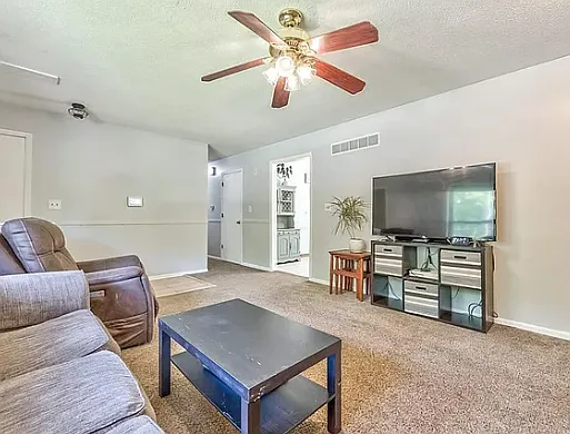 1017 Kiowa St — Photo 2