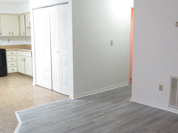 3rd image of 8419 N Manhattan Ave