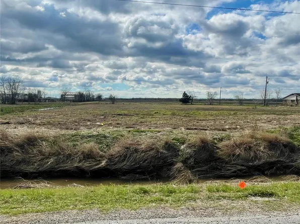 145 8th St N, Van Vleck, TX 77482