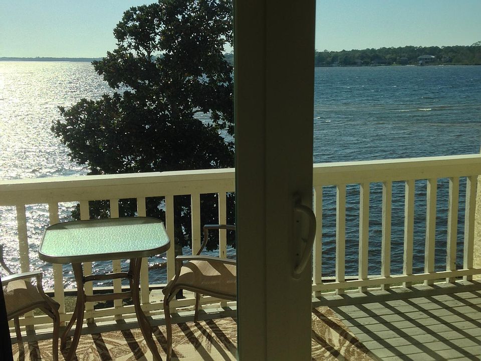 3rd floor condo on the bay ! Beautiful balcony ...
