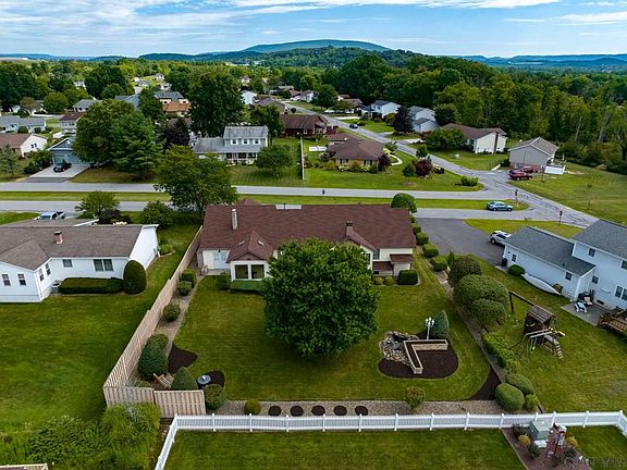 4th image of 136 Dogwood Ln
