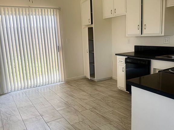 4th image of 529 Knotts St #4