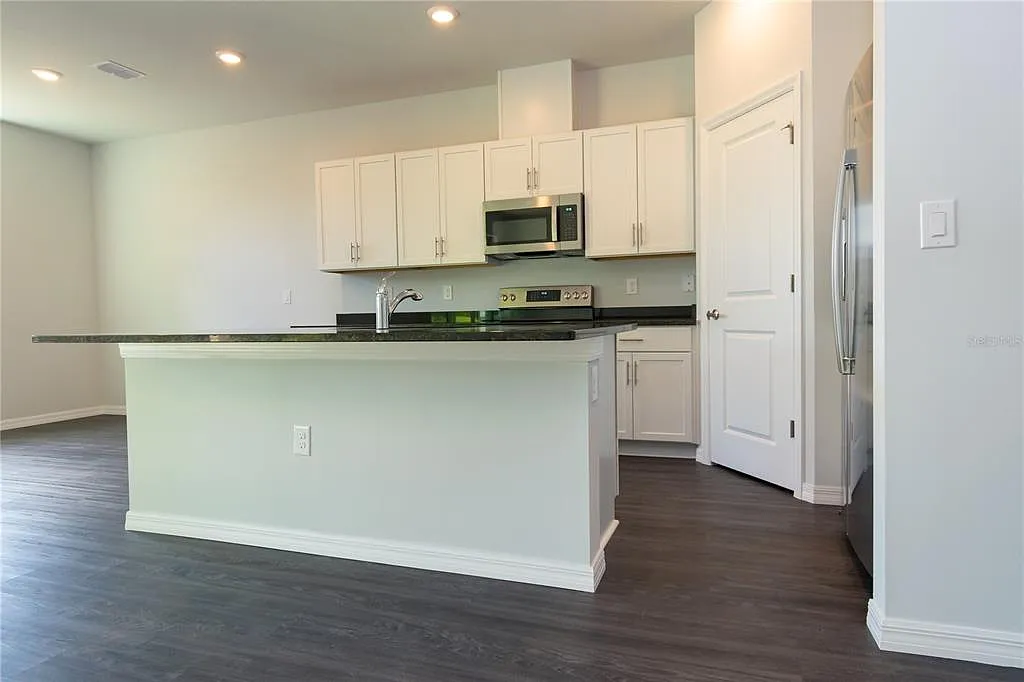 4 bed, 2.0 bath, 1928 sqft, $2,550 — Photo 3