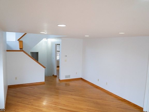 3rd image of 172 Clarken Dr