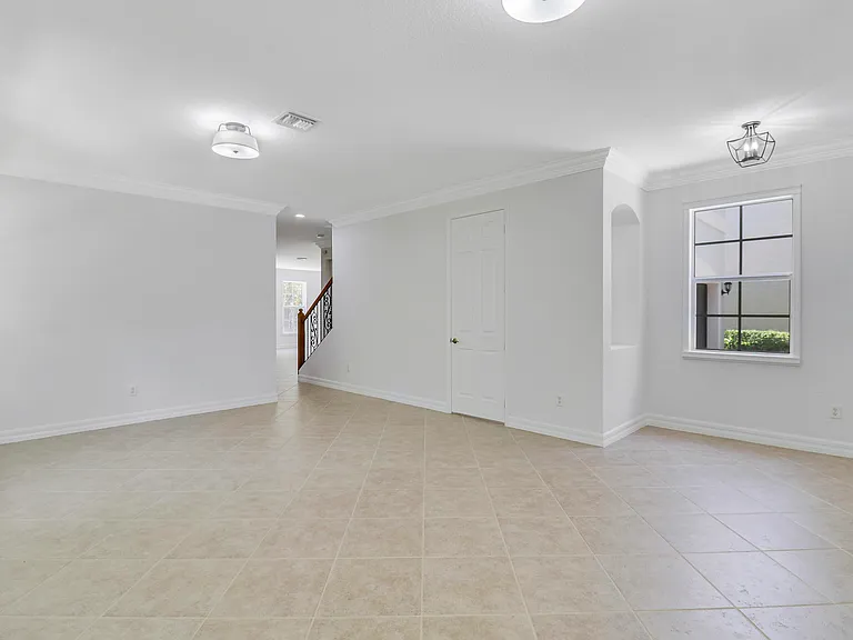 112 Dunmore Dr — Photo 6