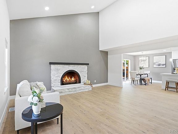 3rd image of 128 Willow Place N