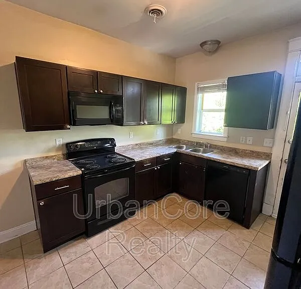 709 N 35th St — Photo 15