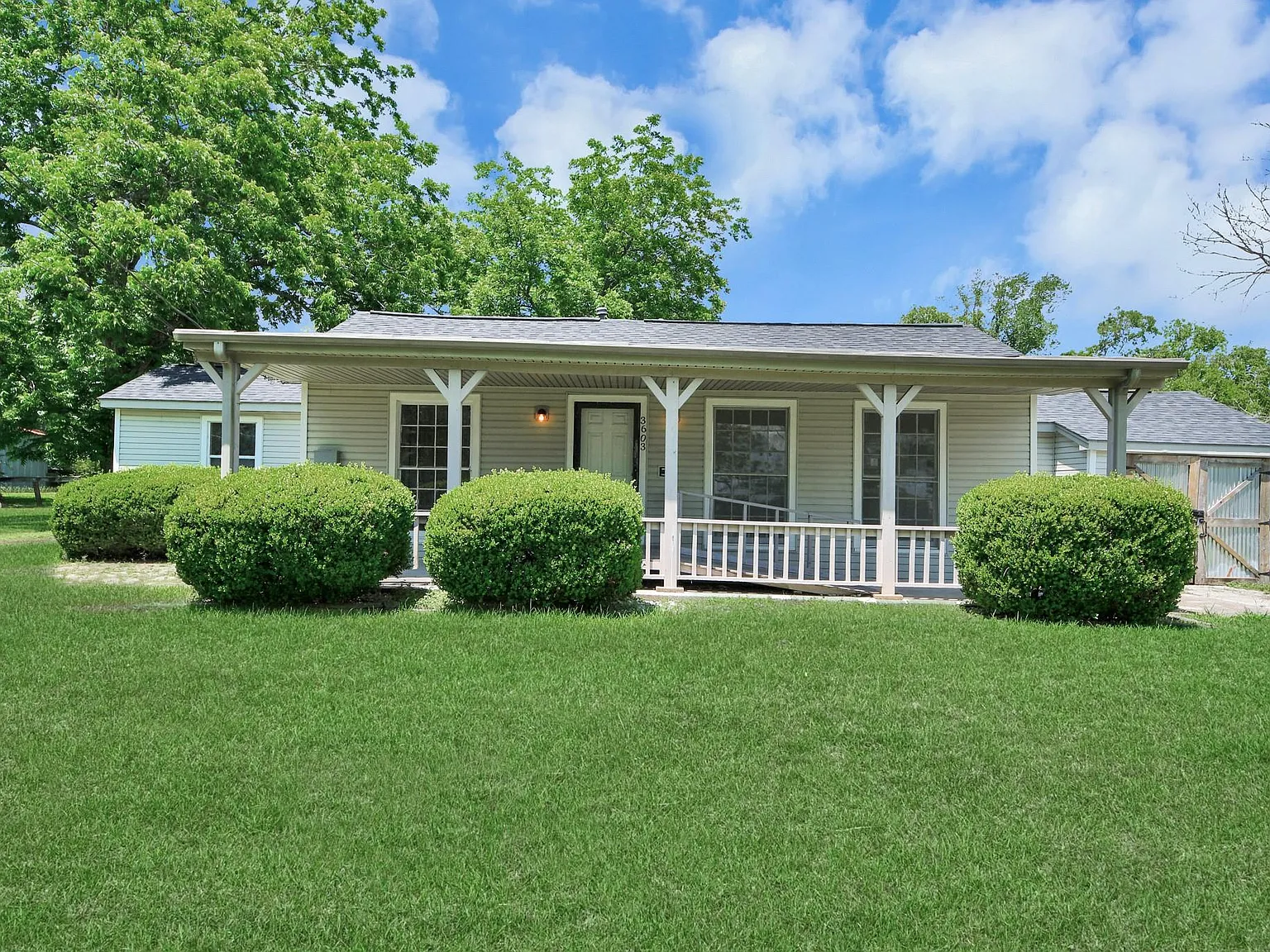 3 bed, 2.0 bath, 1990 sqft, $2,350 — Photo 2