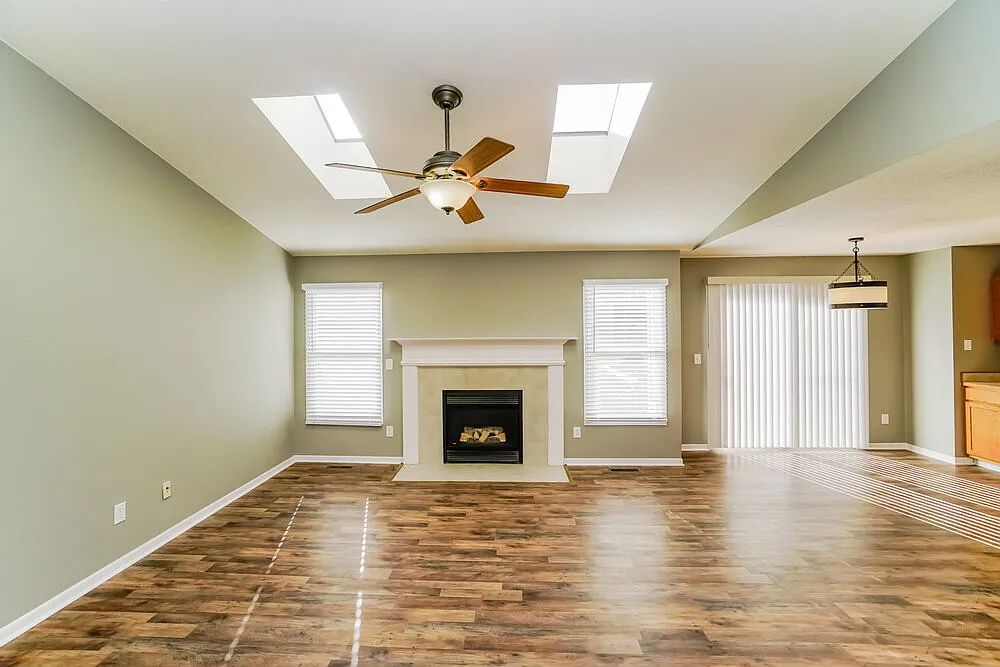 3 bed, 2.0 bath, 1252 sqft, $2,160 — Photo 4