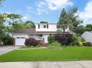 11 Lark Ave, Old Bethpage, NY 11804