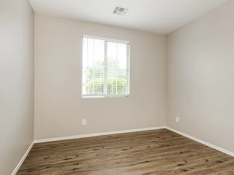 6114 S 30th Ln — Photo 10