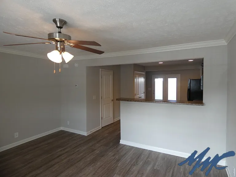1423 Clydesdale St — Photo 2