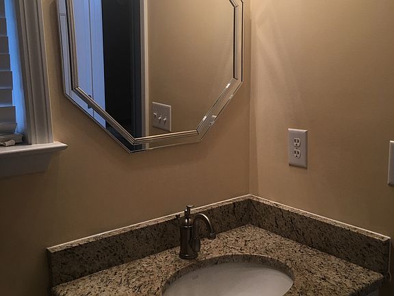 Shared bathroom w/ bed 2&3