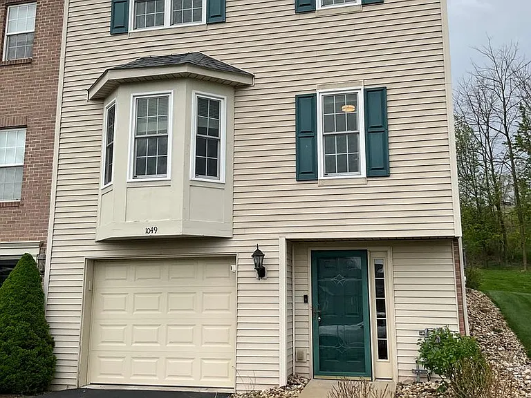1049 Royal Dr — Photo 2