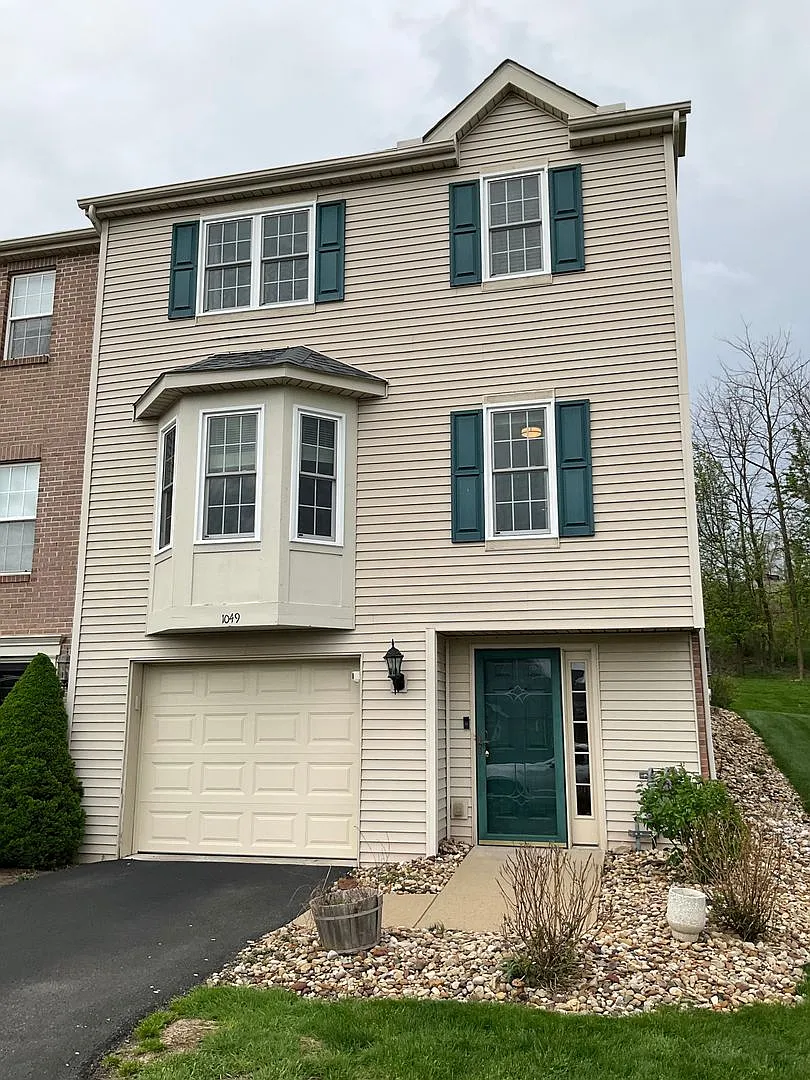 Building Photo - 1049 Royal Dr