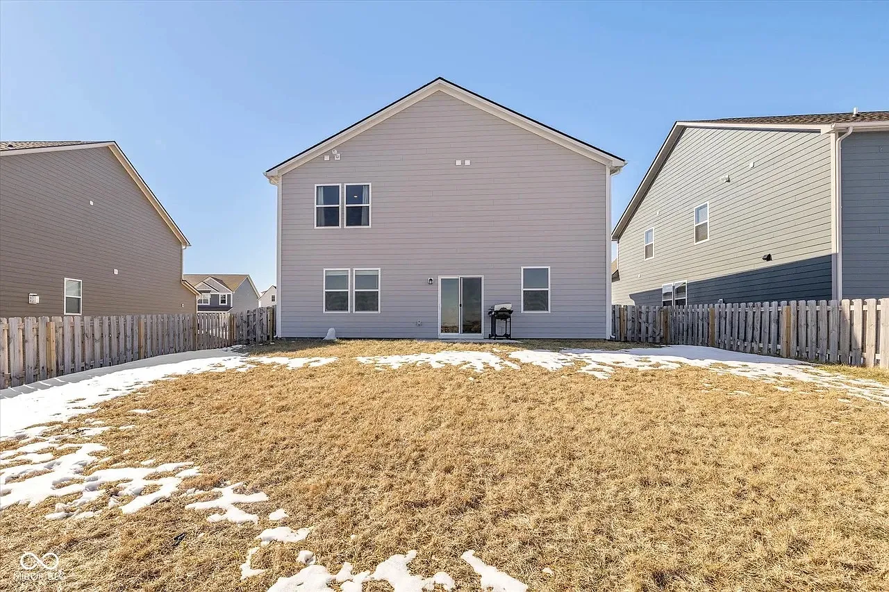 5 bed, 2422 sqft, $2,990 — Photo 2
