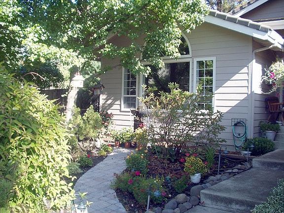 Front Entry w/Waterfall