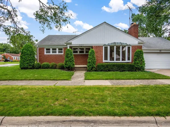 2060 Allard Ave, Grosse Pointe Woods, MI 48236