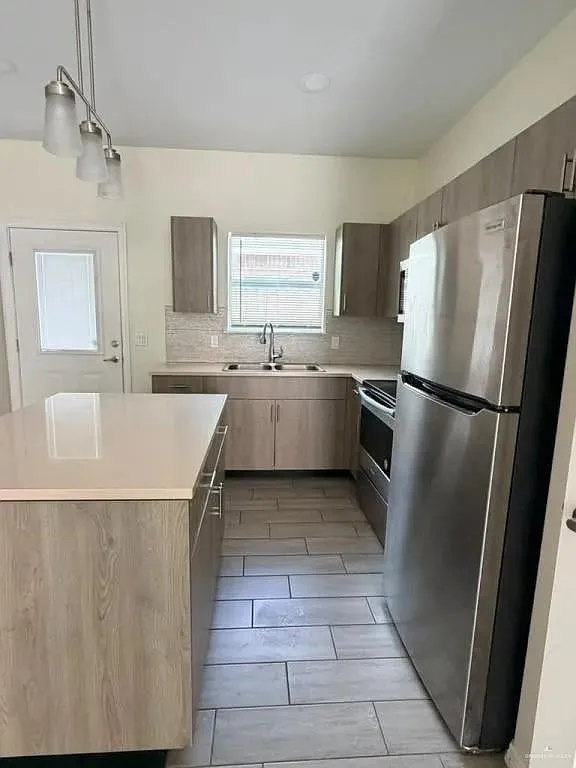 3 bed, 2.0 bath, 1066 sqft, $1,150 — Photo 4