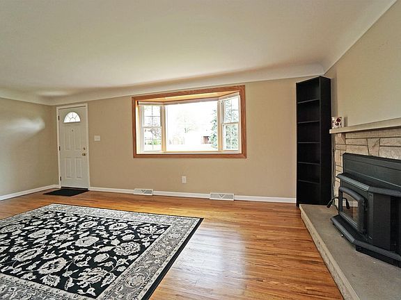4th image of 7652 Joan Dr