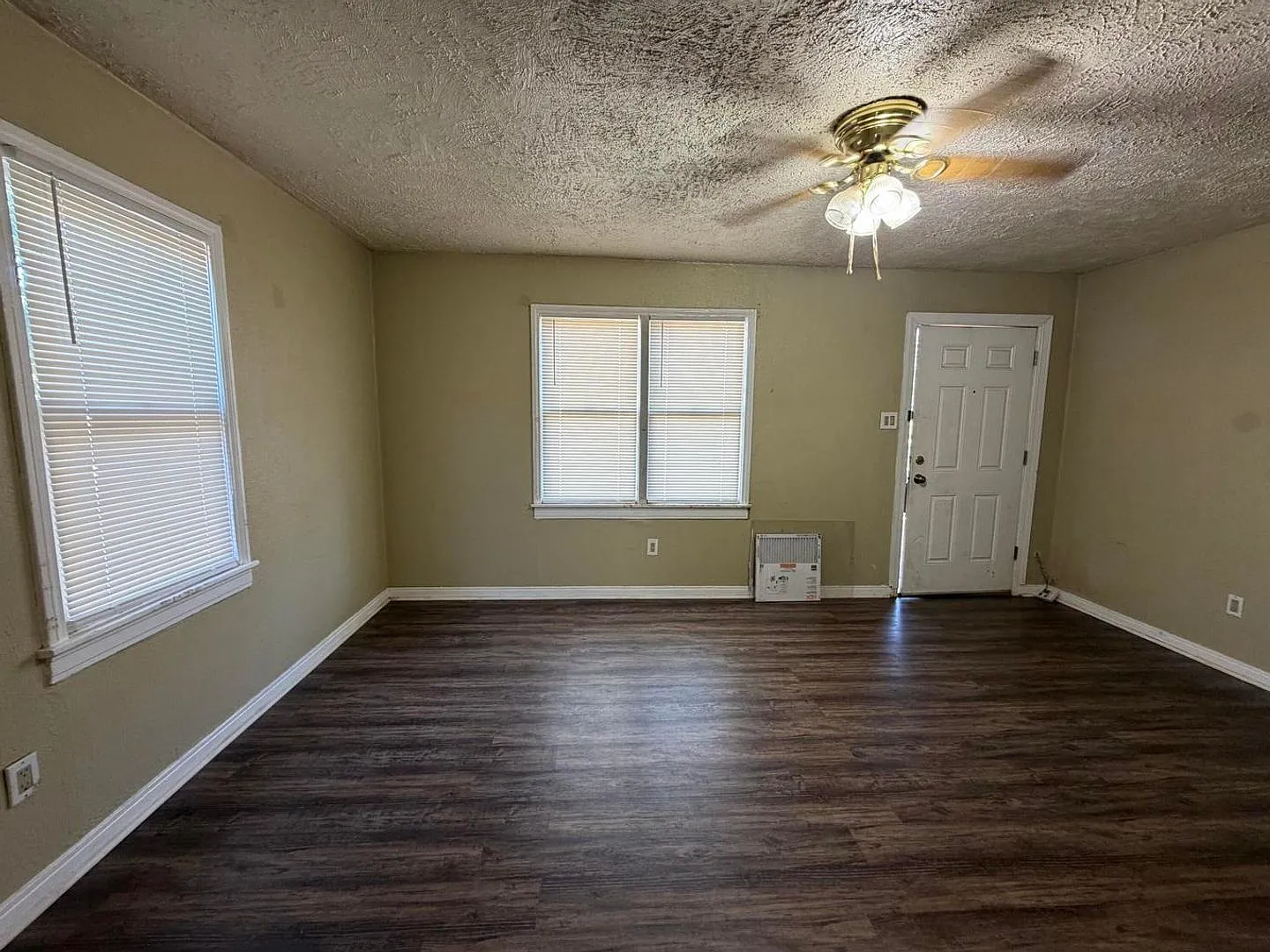 6 Month Lease Central 2/1 — Photo 3