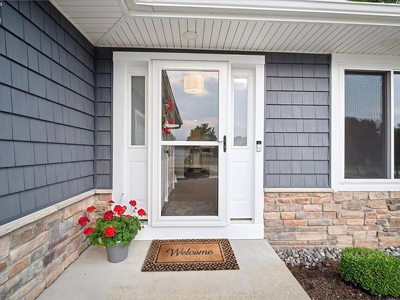 4th image of 442 Calverton Pl