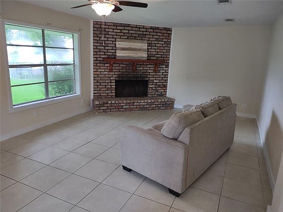 4th image of 2943 Camellia Dr